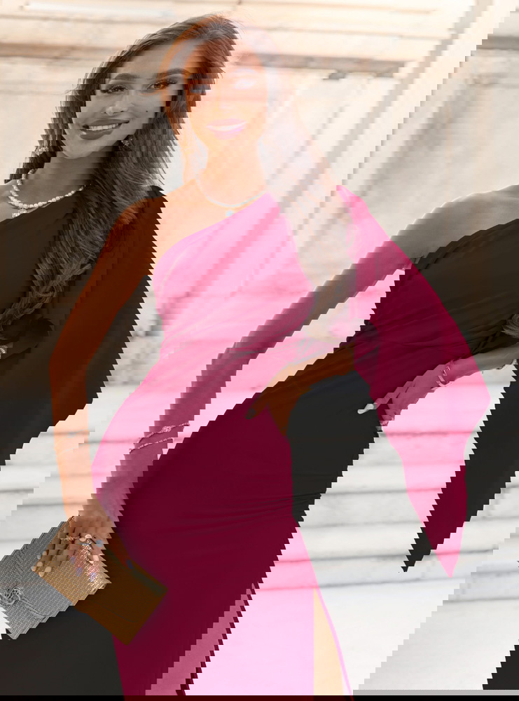 Bordowa sukienka na jedno ramię z...