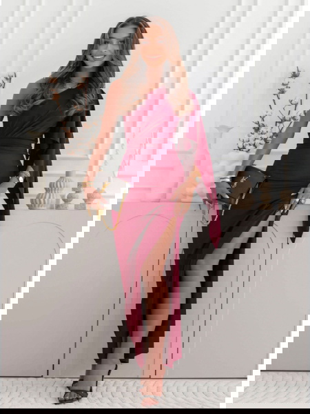 Bordowa sukienka na jedno...