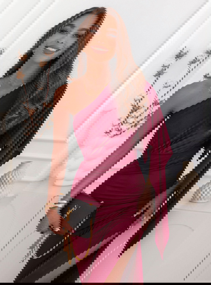 Bordowa sukienka na jedno ramię z...