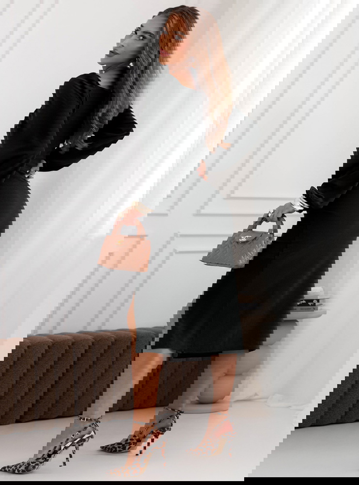 Czarna sukienka z rozcięciem Cathey