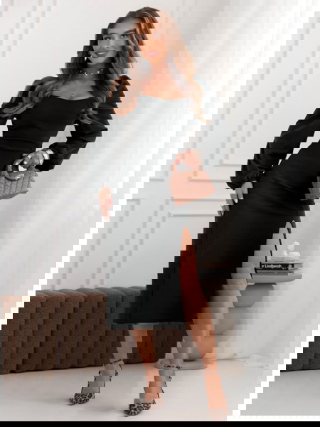 Czarna sukienka z...