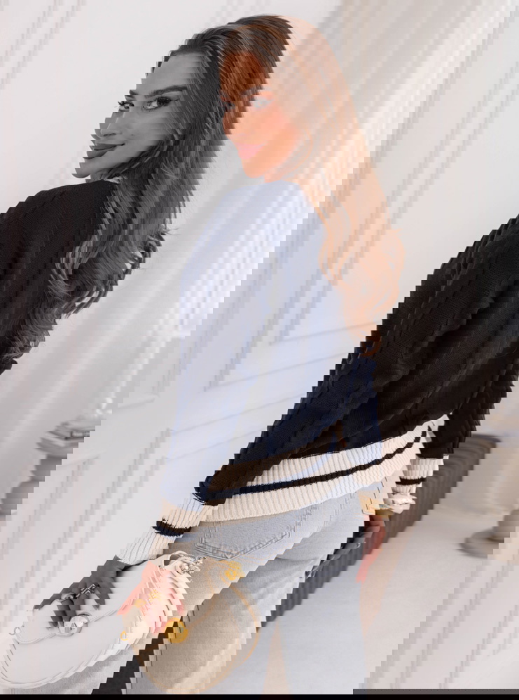 Granatowy sweter z dekoltem w serek...