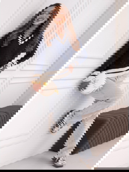 Granatowy sweter z dekoltem... 2