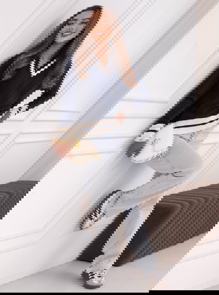 Granatowy sweter z dekoltem w serek...