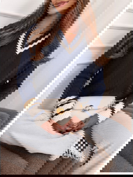 Granatowy sweter z dekoltem...