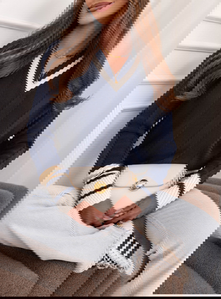 Granatowy sweter z dekoltem w serek...