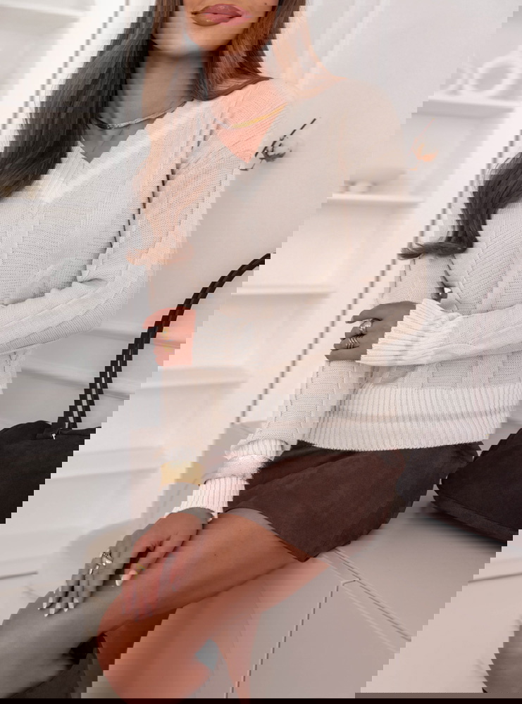 Beżowy sweter z dekoltem w serek Laticia