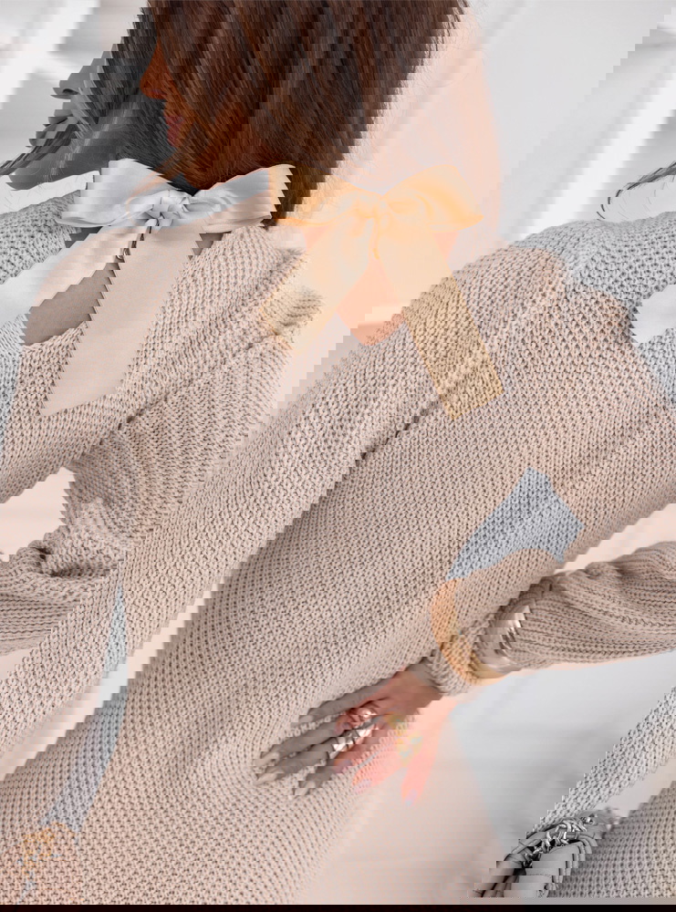 Beżowa sukienka swetrowa z wiązaniem...