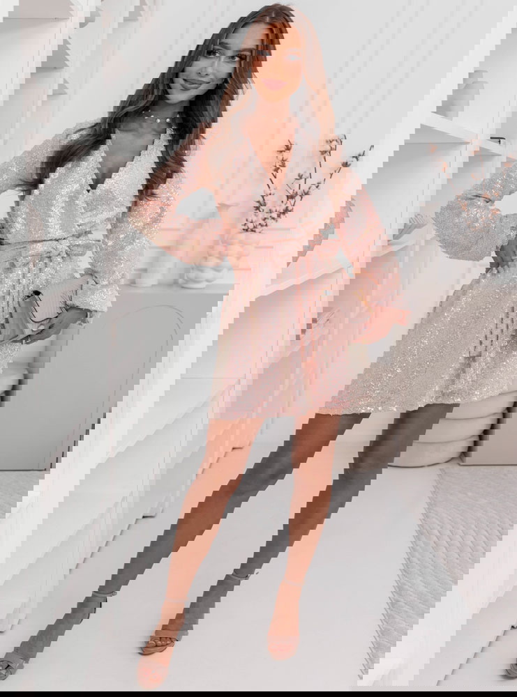 Pudrowa cekinowa sukienka z...