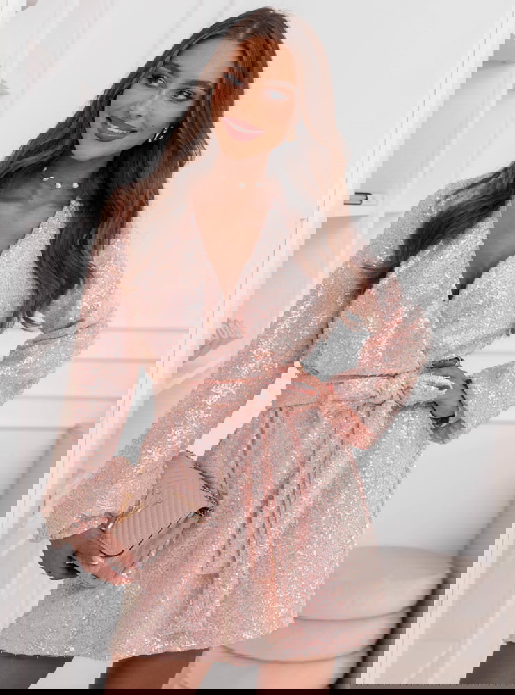 Pudrowa cekinowa sukienka z...