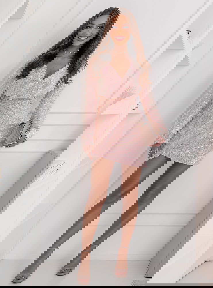 Pudrowa cekinowa sukienka z...