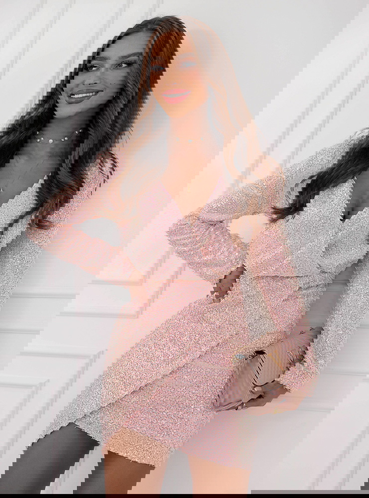 Pudrowa cekinowa sukienka z...