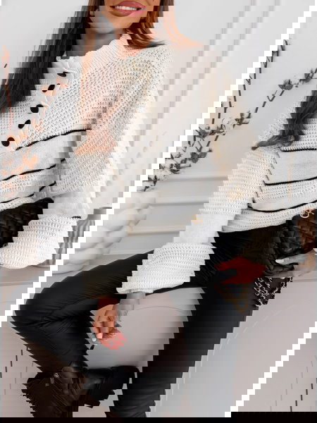 Sweter oversize z guzikami...