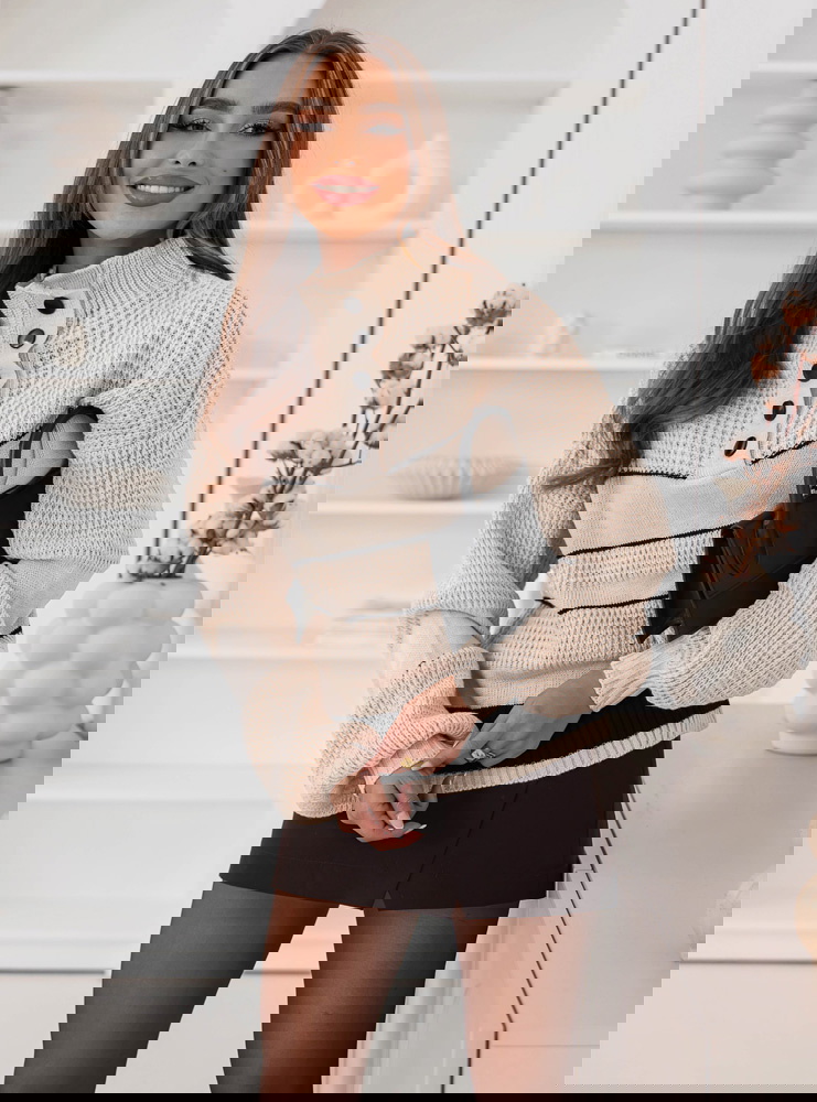 Beżowy sweter oversize z guzikami...