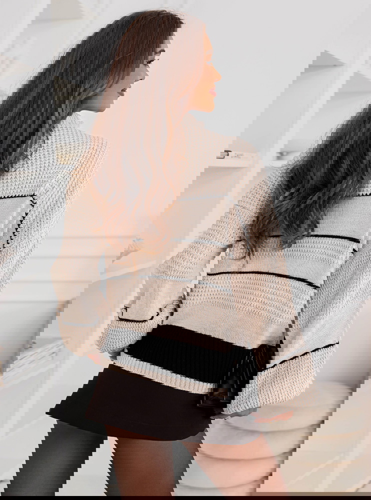 Beżowy sweter oversize z guzikami...