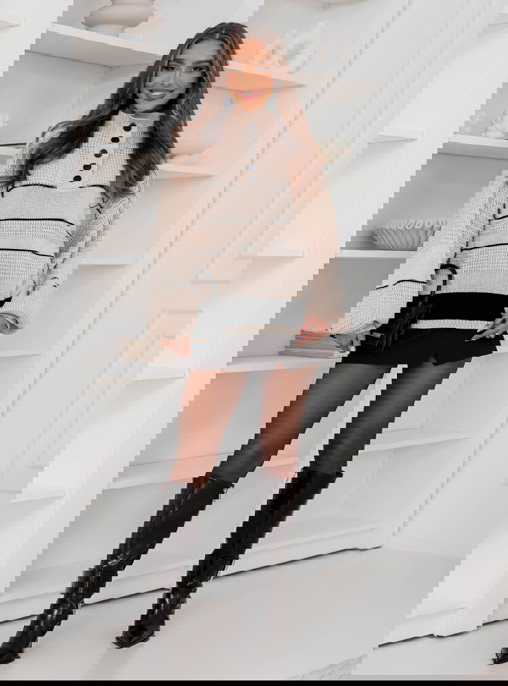 Beżowy sweter oversize z guzikami...