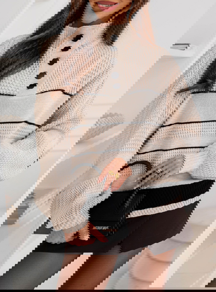 Beżowy sweter oversize z guzikami...