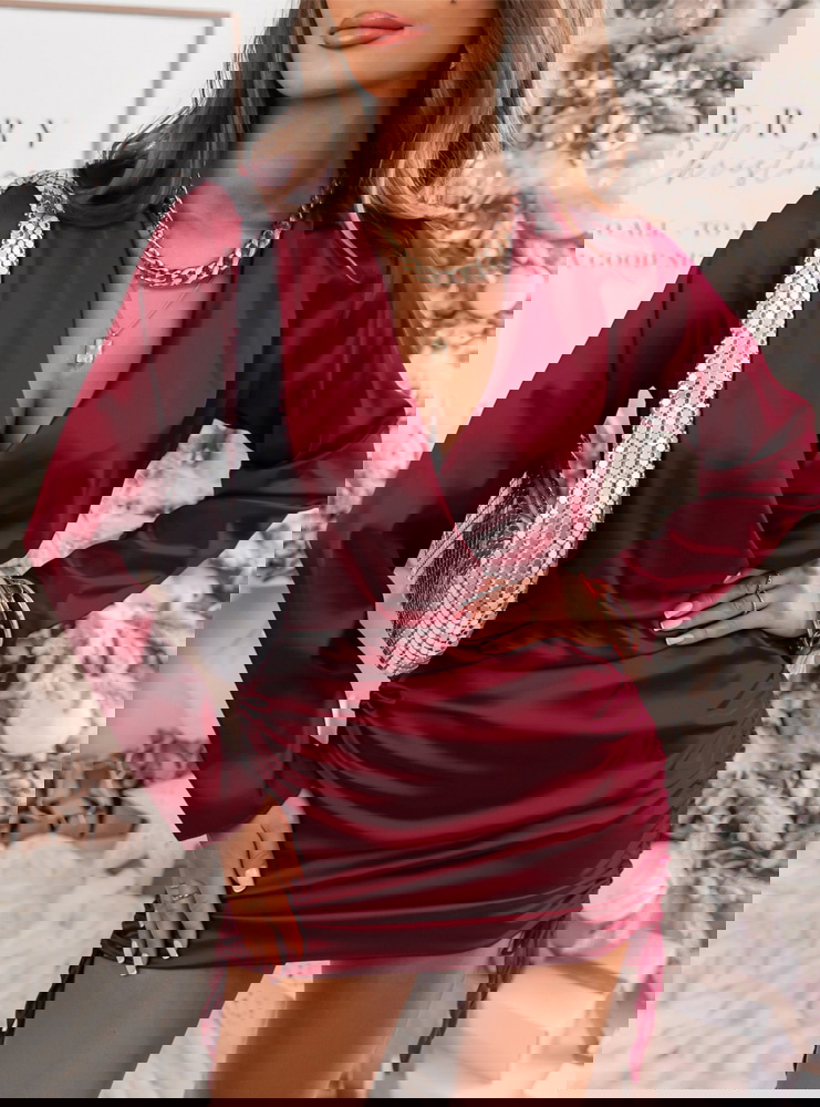 Bordowa satynowa sukienka ze...