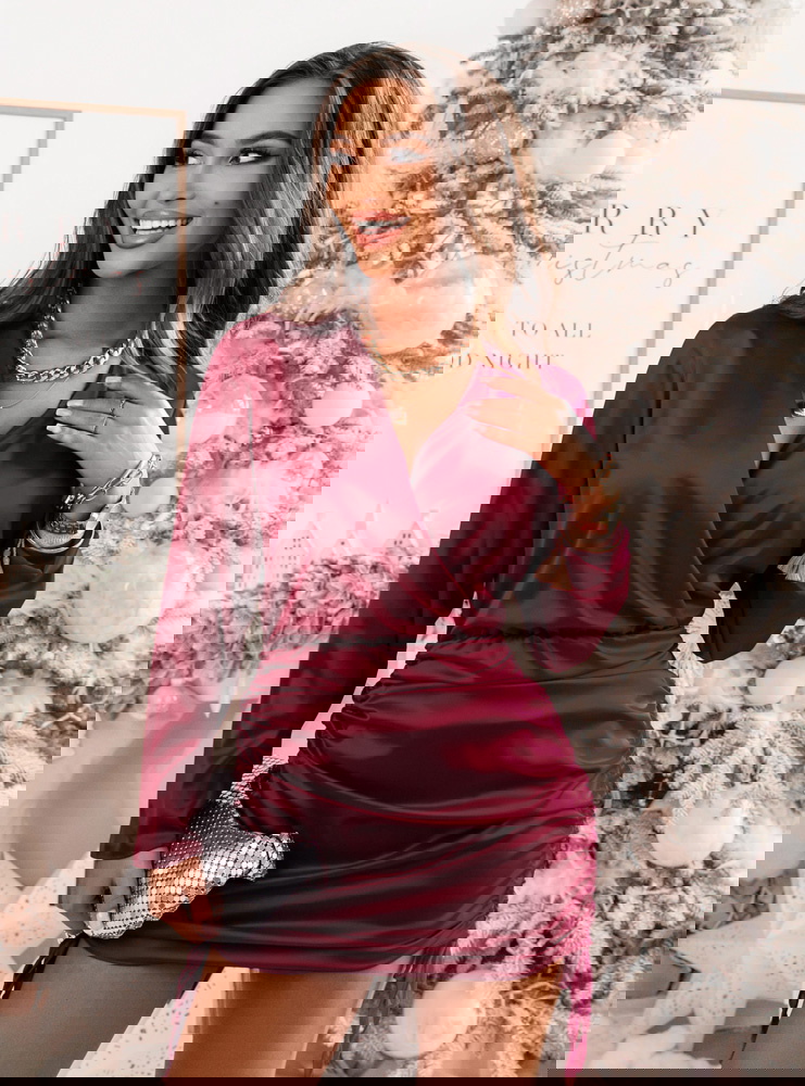 Bordowa satynowa sukienka ze...