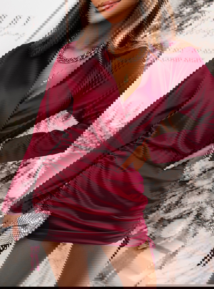 Bordowa satynowa sukienka ze...