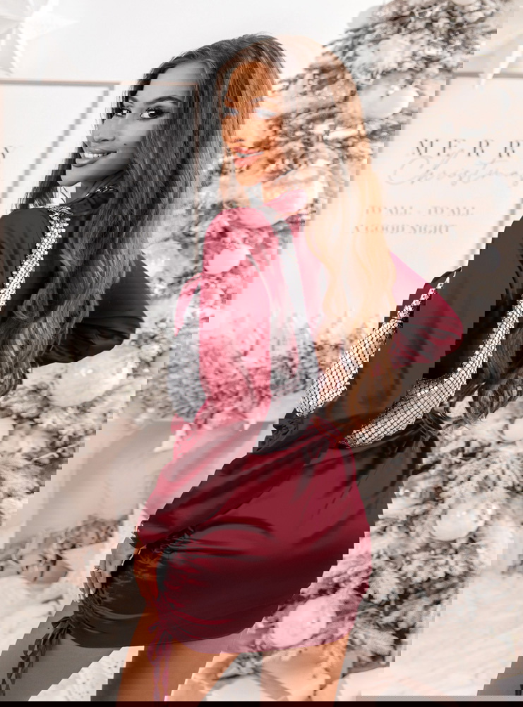 Bordowa satynowa sukienka ze...