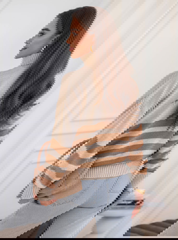 Beżowy sweter z golfem w paski Yousra