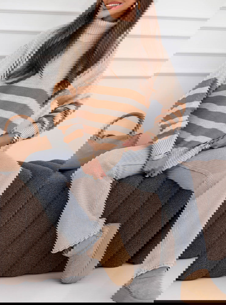 Beżowy sweter z golfem w paski Yousra