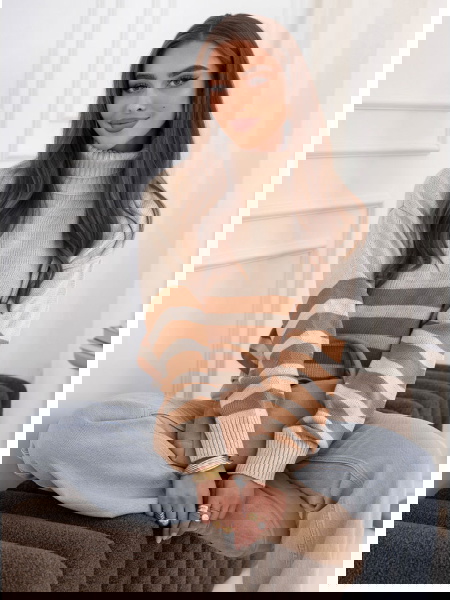 Beżowy sweter z golfem w... 2