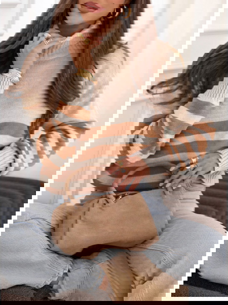 Beżowy sweter z golfem w...