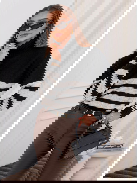 Czarny sweter z golfem w...