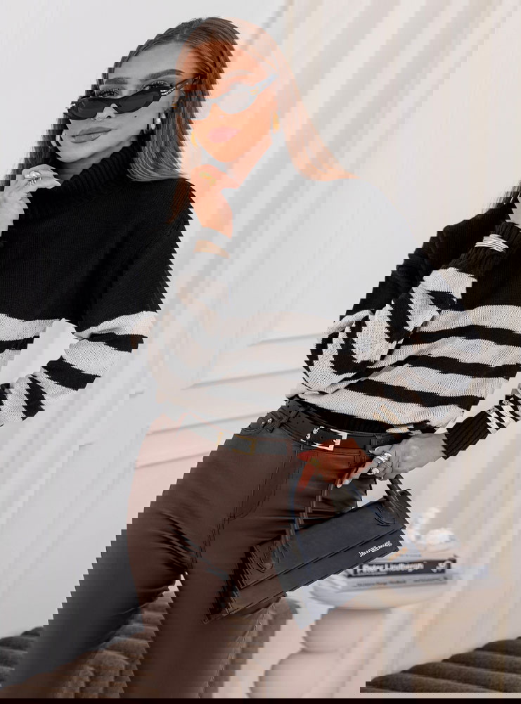 Czarny sweter z golfem w paski Yousra