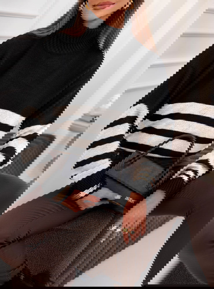 Czarny sweter z golfem w paski Yousra