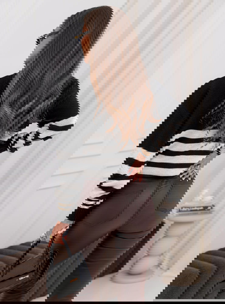 Czarny sweter z golfem w paski Yousra