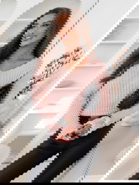 Pudrowy ażurowy sweter...