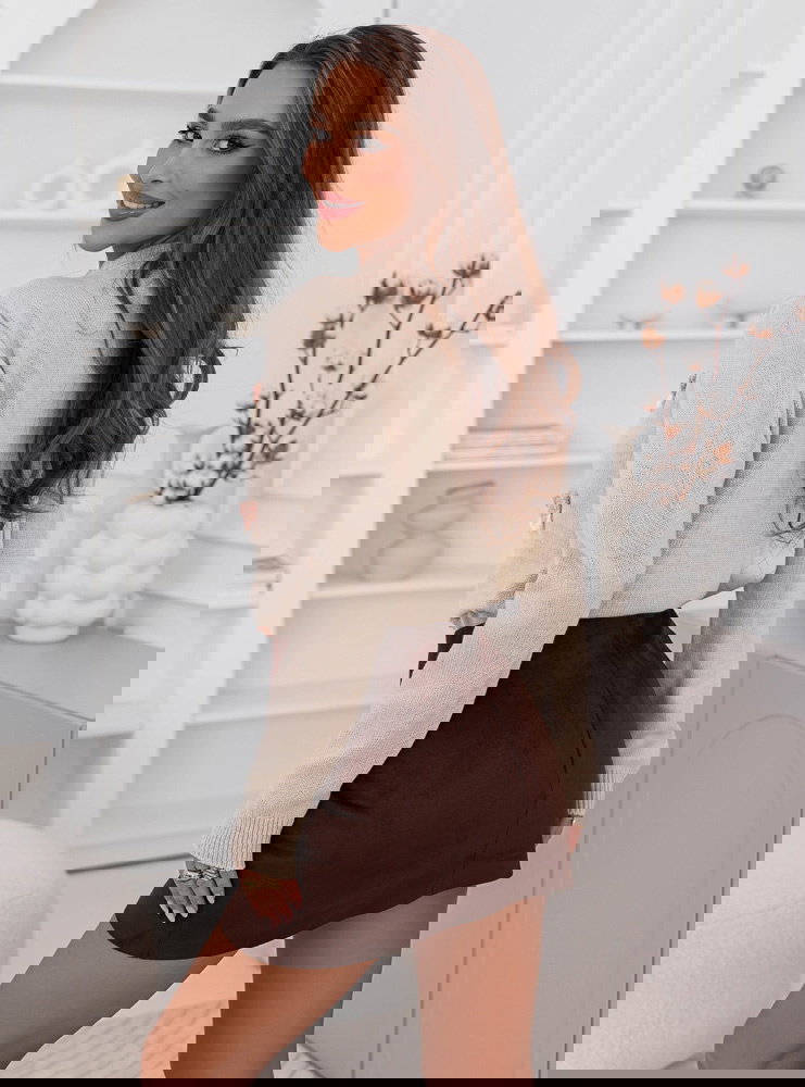 Beżowy sweter zapinany na guziki Lafarne