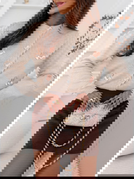 Beżowy sweter zapinany na...