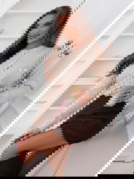 Beżowy sweter zapinany na... 2