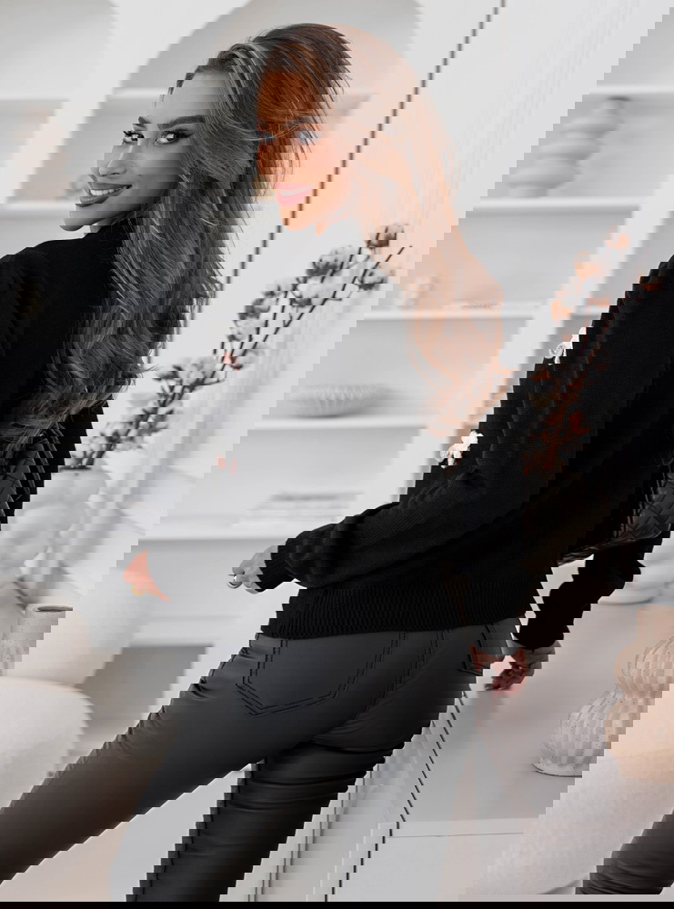 Czarny sweter zapinany na guziki Lafarne