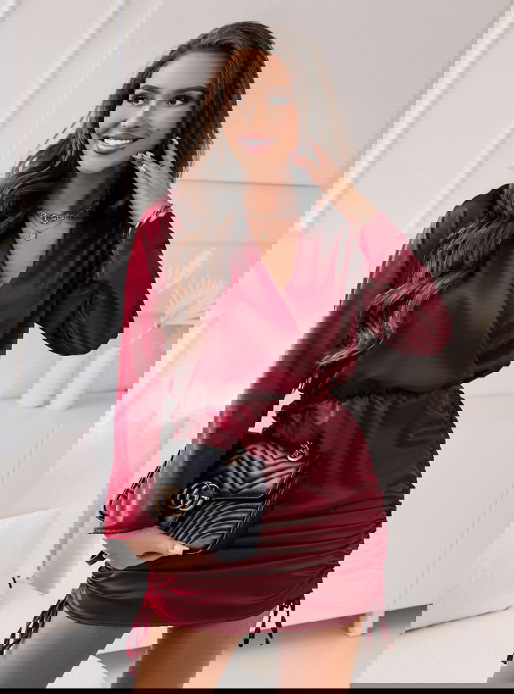 Bordowa satynowa sukienka ze...