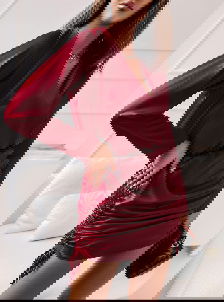 Bordowa satynowa sukienka ze...