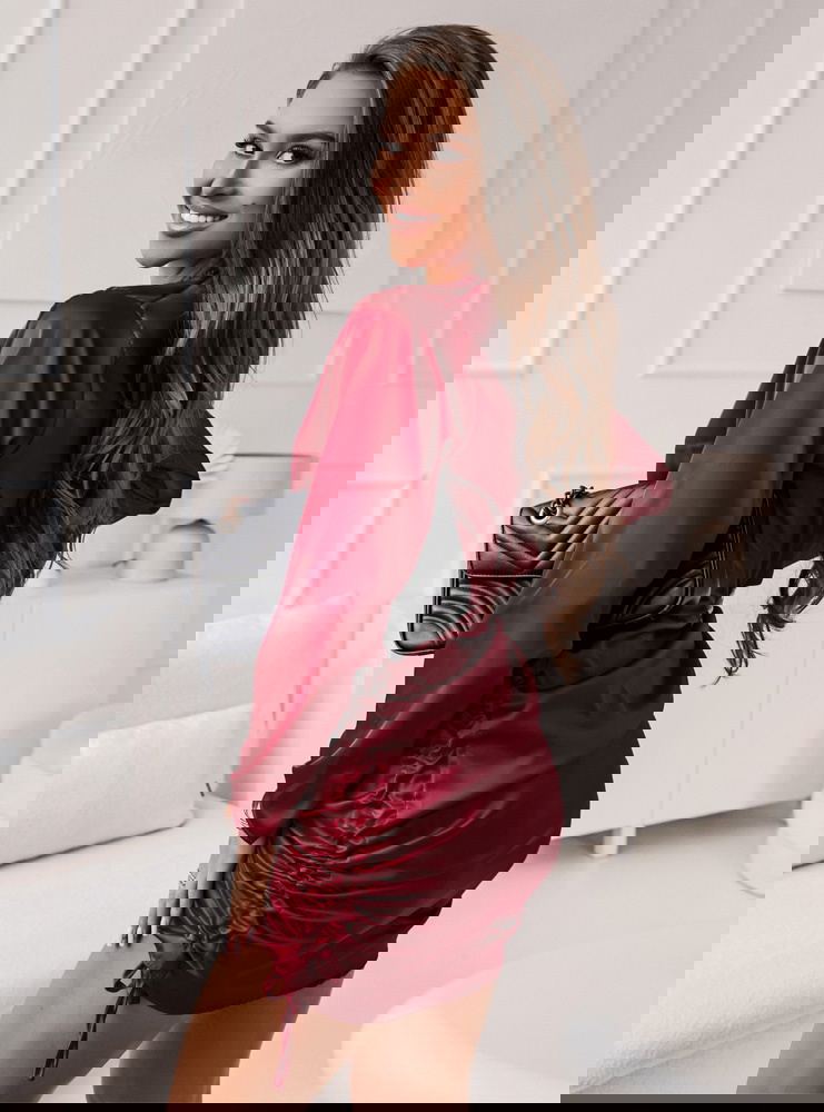 Bordowa satynowa sukienka ze...