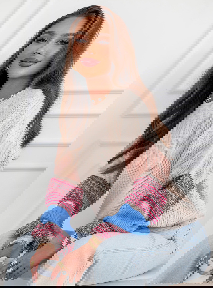 Beżowy sweter z ozdobnymi rękawami...