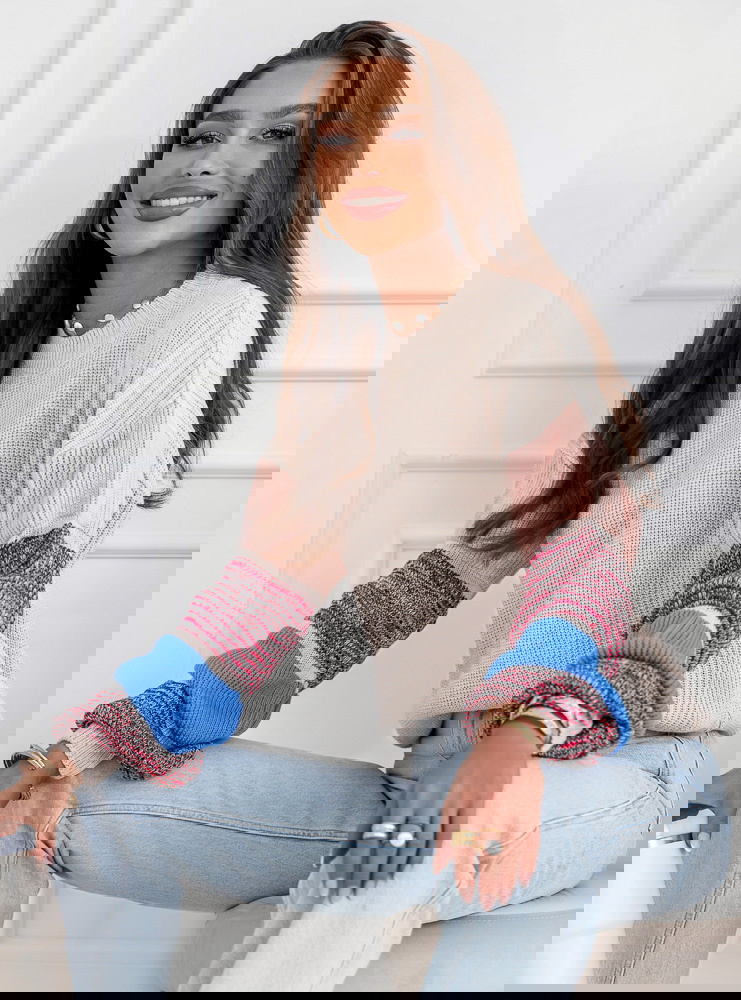 Beżowy sweter z ozdobnymi rękawami...