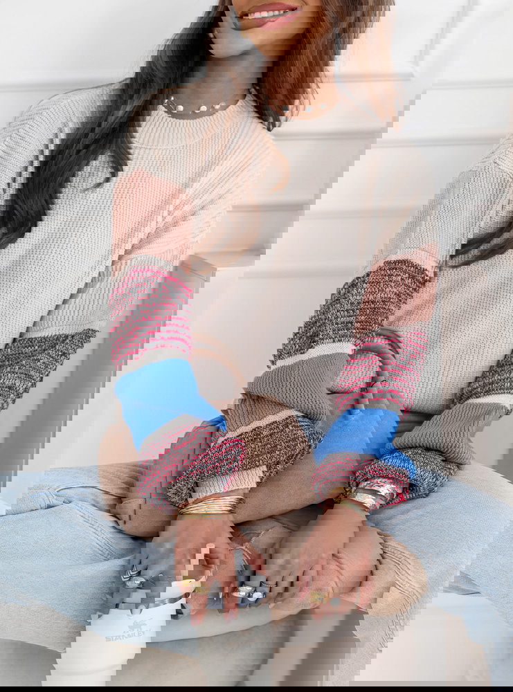 Beżowy sweter z ozdobnymi rękawami...