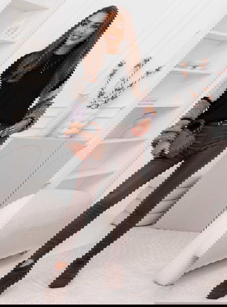 Czarny sweter z ozdobnymi rękawami...