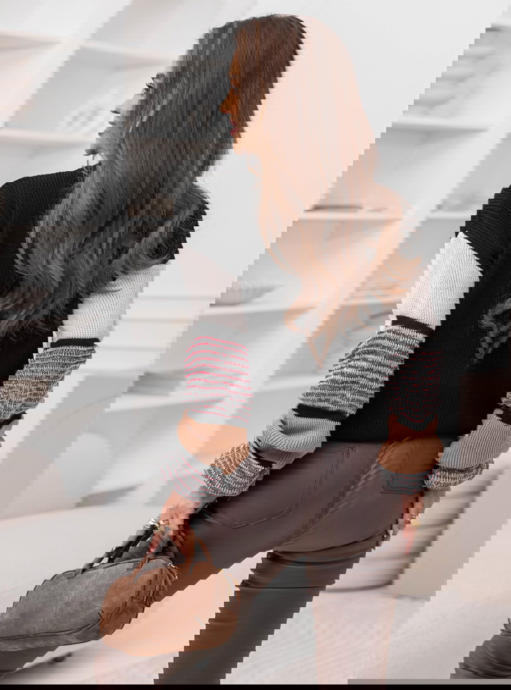 Czarny sweter z ozdobnymi rękawami...