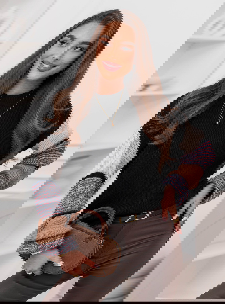 Czarny sweter z ozdobnymi rękawami...