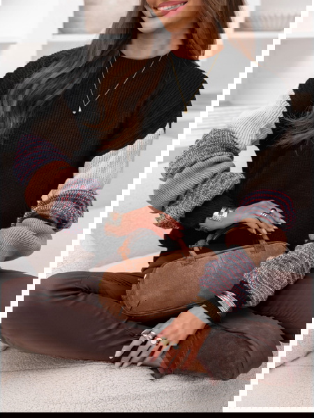 Czarny sweter z ozdobnymi...