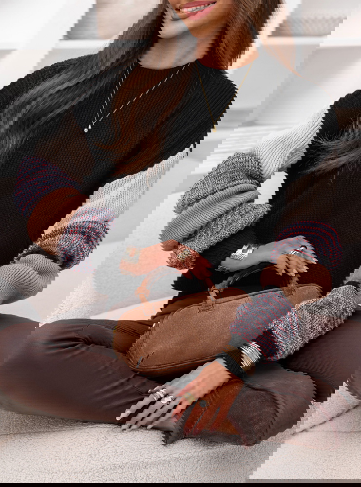 Czarny sweter z ozdobnymi rękawami...