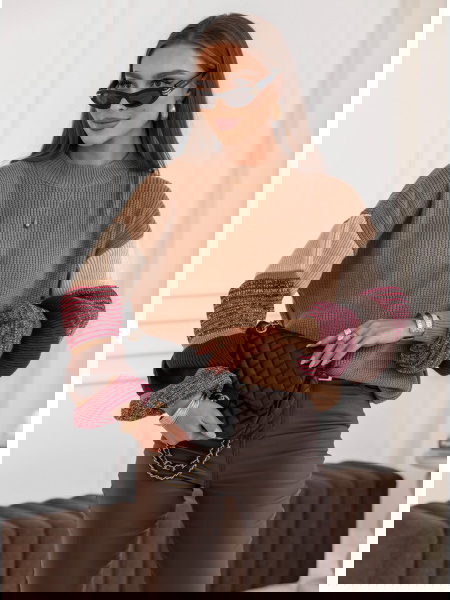 Sweter z ozdobnymi rękawami...